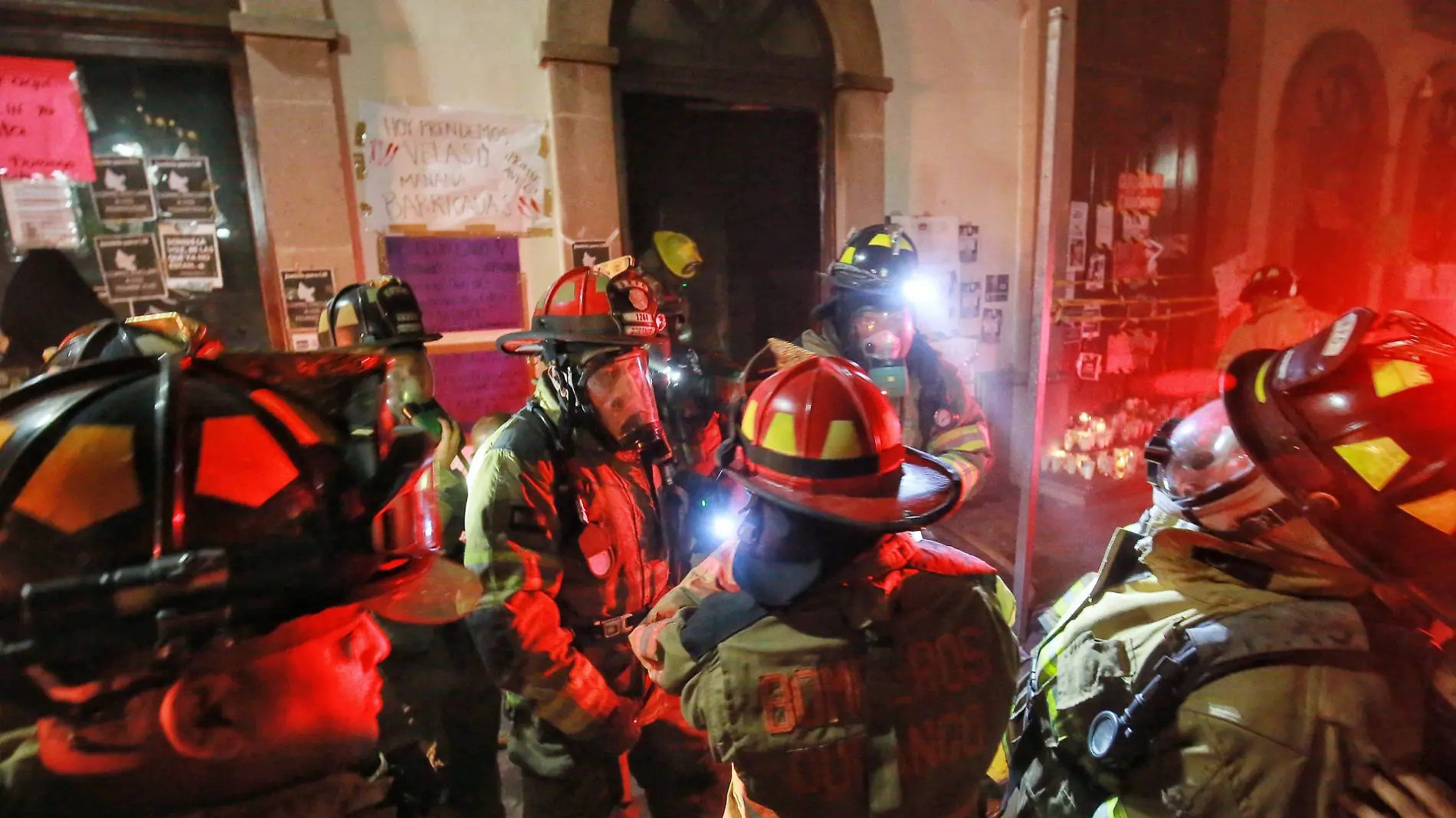 Manifestantes prenden fuego a tienda Coppel; exigen justicia para Lili